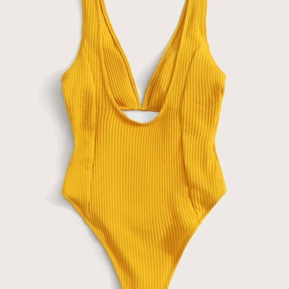 Beautiful one piece bathing suit - Picture 2 of 2
